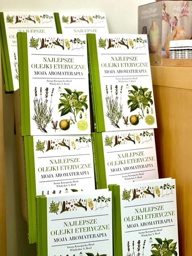 Stos książek „Najlepsze olejki eteryczne. Moja Aromaterapia” na półce