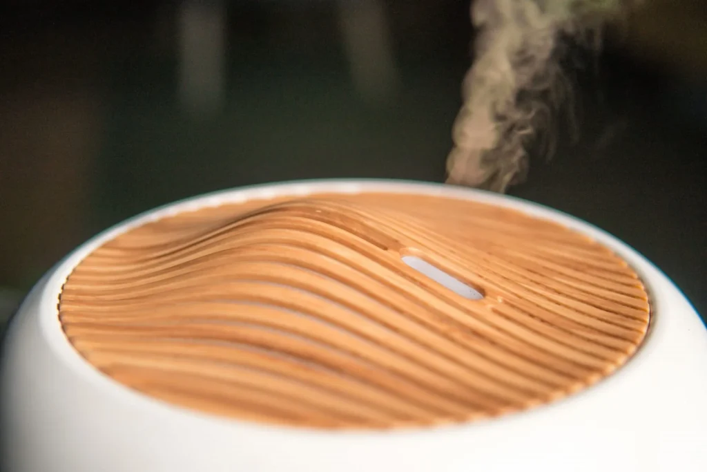 Dyfuzor Aroma Zen – zbliżenie na drewnianą pokrywę z parą