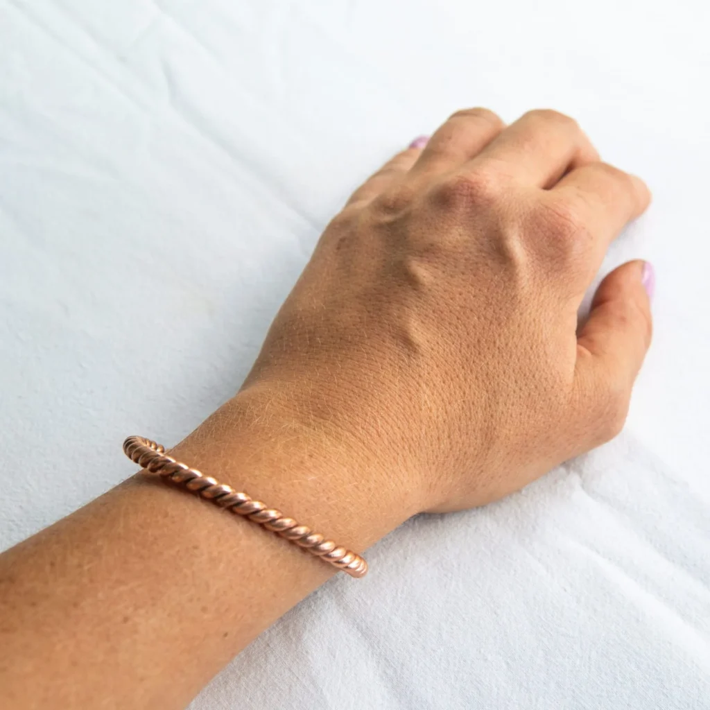 Bransoletka miedziana tensorowa HANDMADE założona na nadgarstku