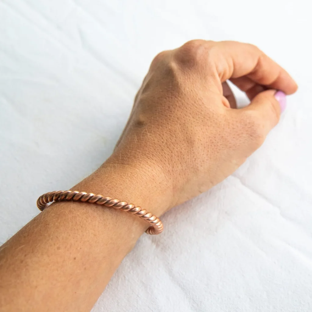 Bransoletka miedziana tensorowa HANDMADE na nadgarstku – drugie ujęcie