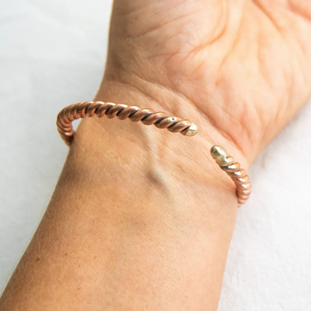 Bransoletka miedziana tensorowa HANDMADE – zbliżenie na zakończenia na nadgarstku