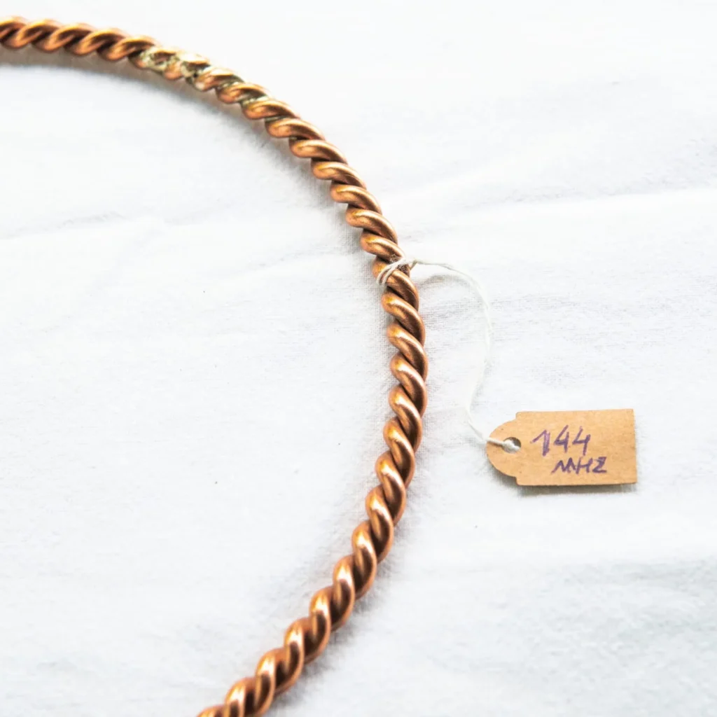 Pierścień tensorowy HANDMADE – fragment splotu z metką rozmiaru