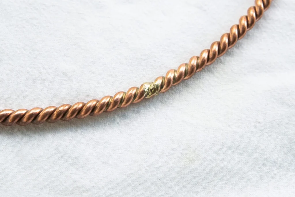 Pierścień tensorowy HANDMADE – zbliżenie na splot miedzi z kulką