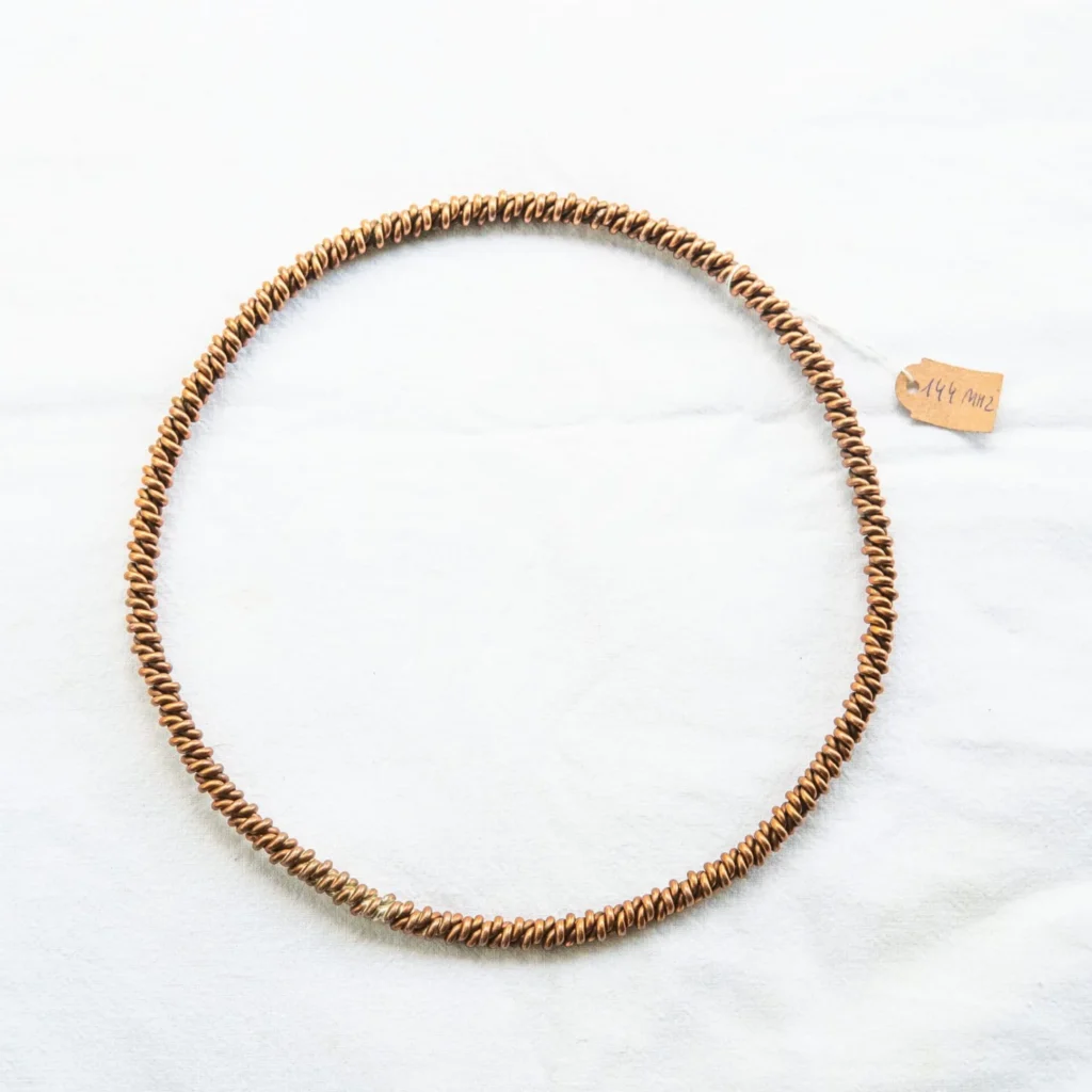 Pierścień tensorowy miedziany HANDMADE z metką rozmiaru, widok z góry