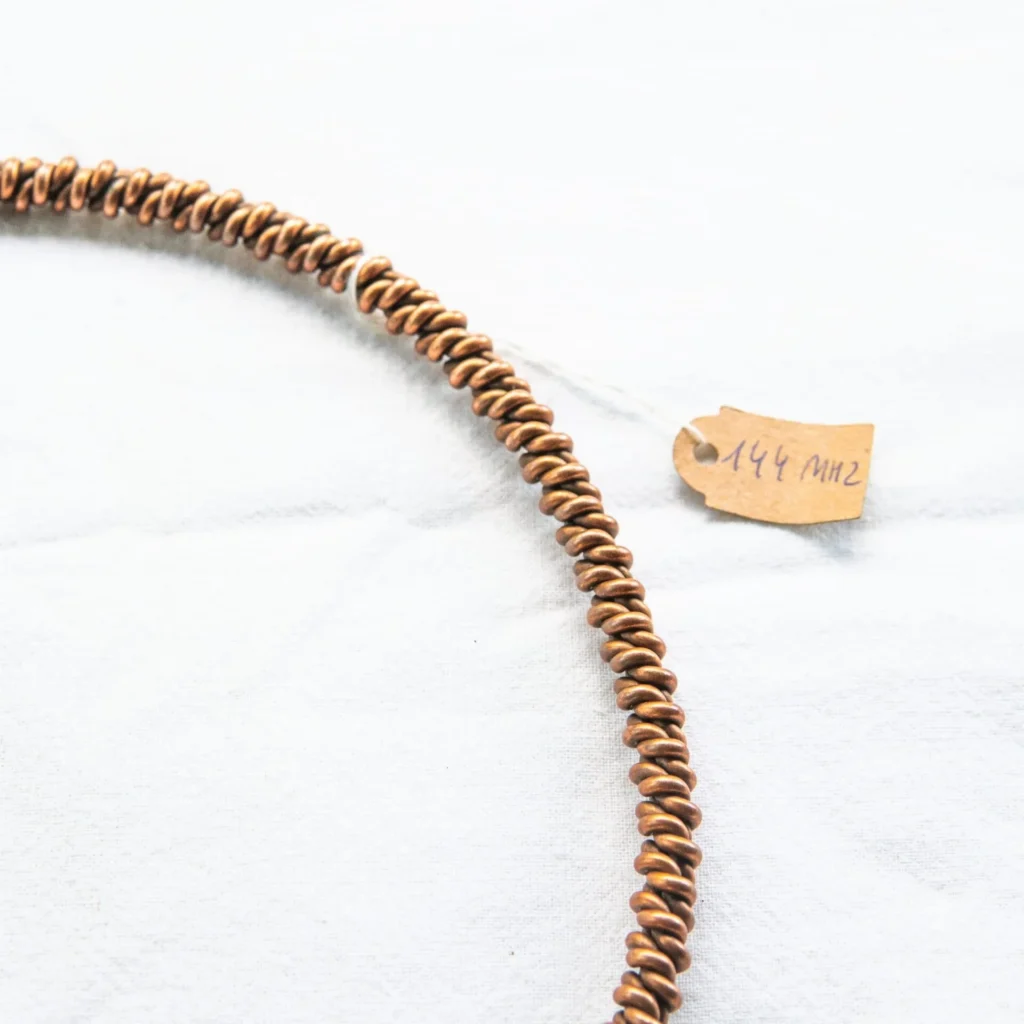 Pierścień tensorowy HANDMADE – fragment splotu z metką rozmiaru, drugie ujęcie