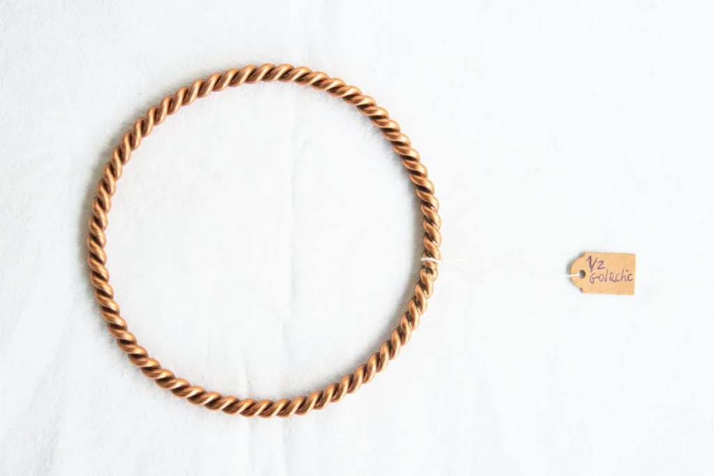 Pierścień tensorowy HANDMADE – fragment okręgu na białej tkaninie