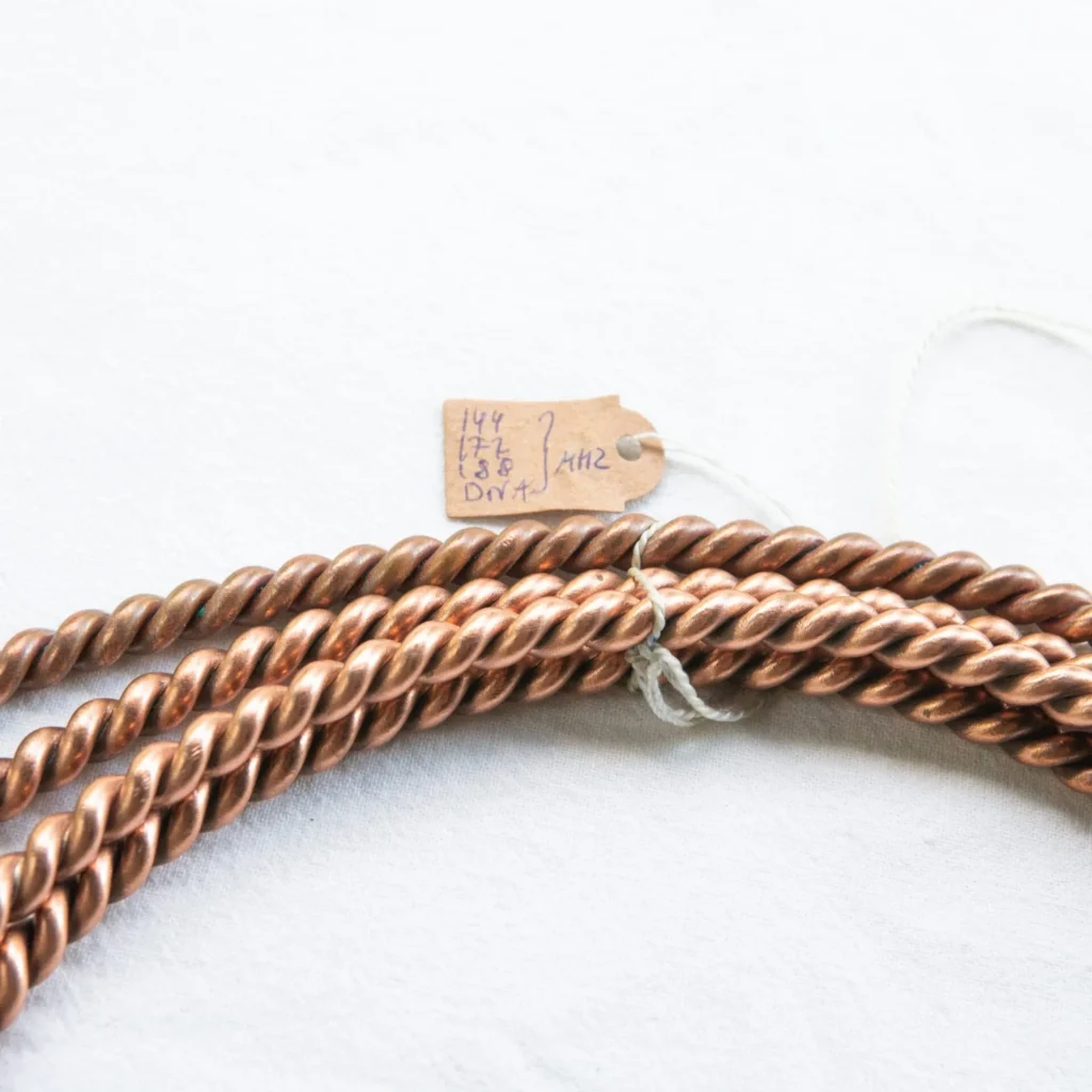 Pierścienie tensorowe HANDMADE – zbliżenie na splot trzech pierścieni z metką