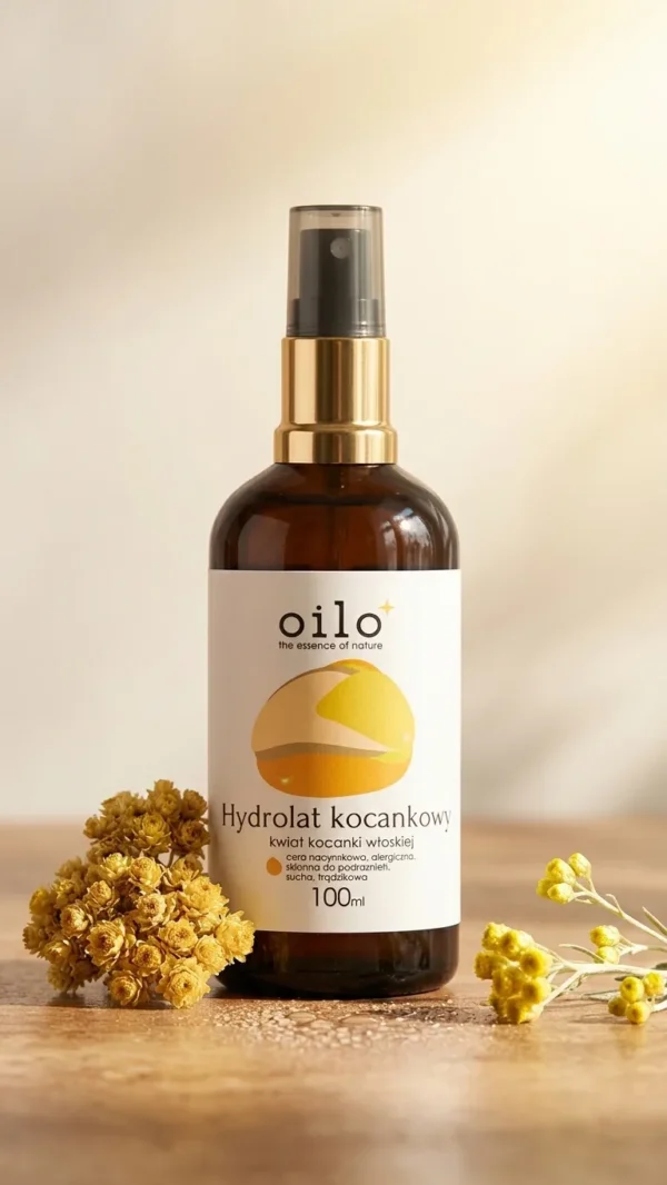 Hydrolat kocankowy 100 ml na jasnym tle z żółtymi kwiatami kocanki