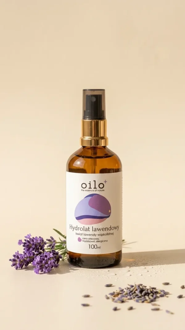 Hydrolat lawendowy 100 ml – butelka z atomizerem wśród kwiatów lawendy