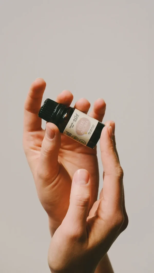 Dłoń trzymająca buteleczkę mieszanki Etere Aroma