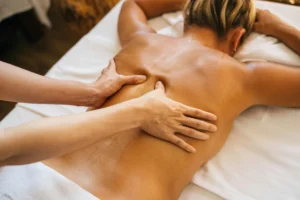 Masaż pleców w salonie spa
