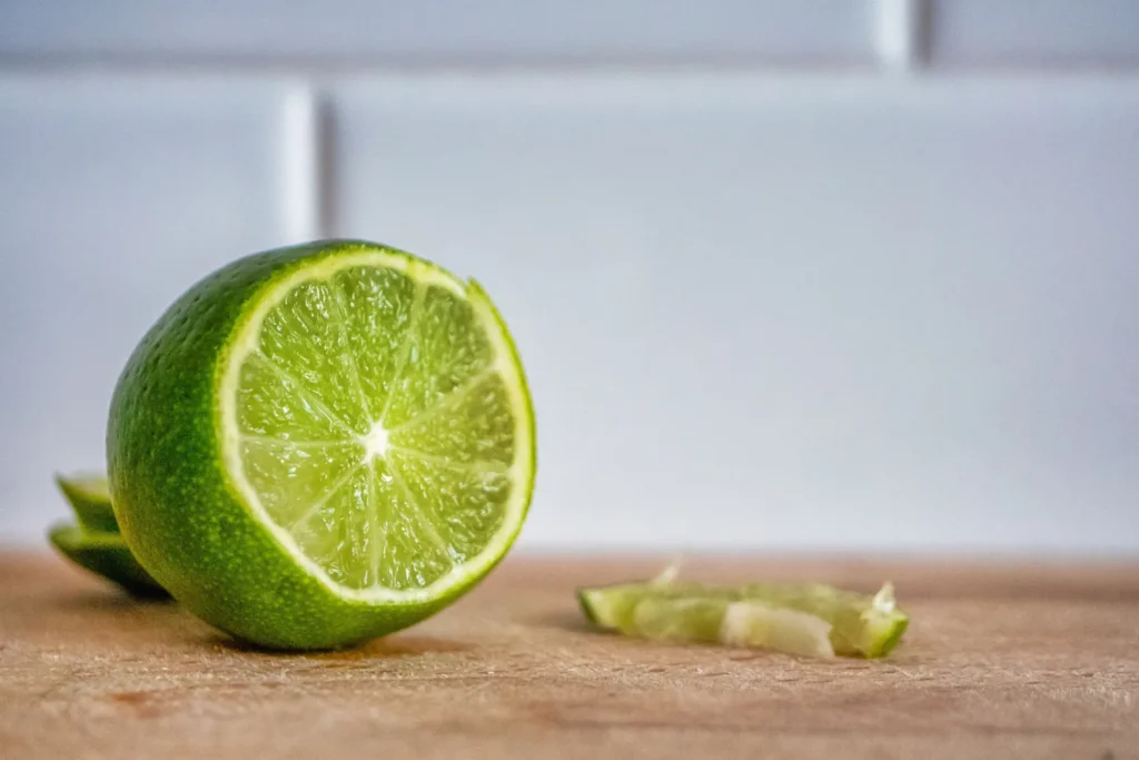 Przekrojona limonka na drewnianym blacie